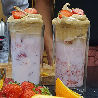 Sahne, Nachtisch, Essen, Eiscreme, Person, Gefrorener Joghurt, Getränk, Saft, Milch