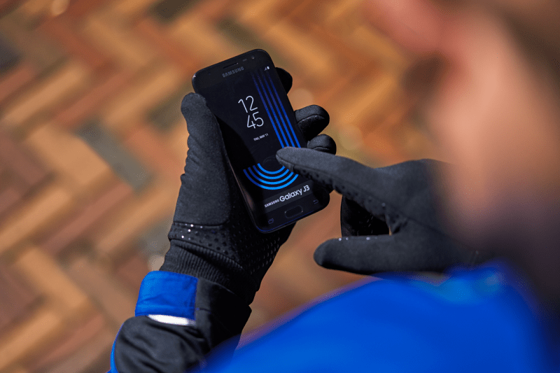 Bekleidung, Handschuh, Person, Elektronik, Handy, Telefon, Körperteil, Finger, Hand