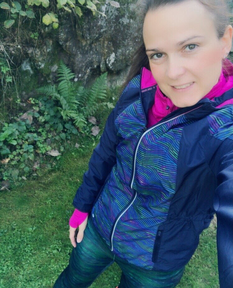 Bekleidung, Mantel, Jacke, Person, Gesicht, Kopf, Photographie, Portrait, Hosen, Gras