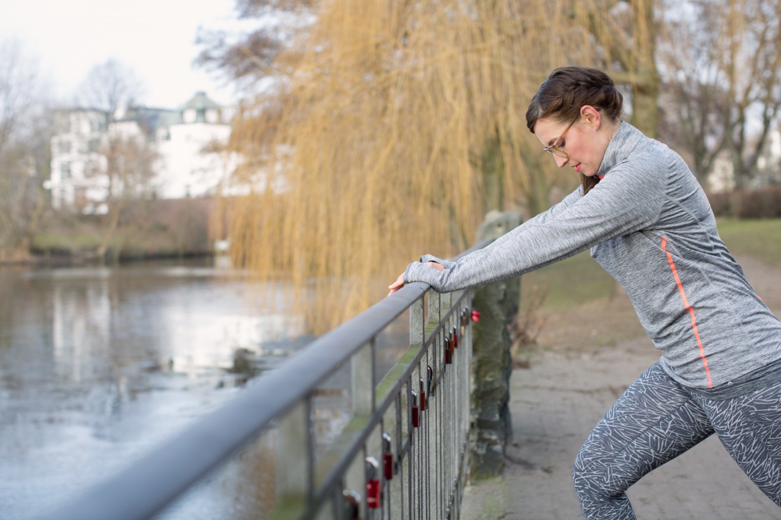 Person, Bekleidung, Hosen, Handlauf, Fitness, Sport, Krieger-Yoga-Pose, Trainieren, Yoga, Draußen