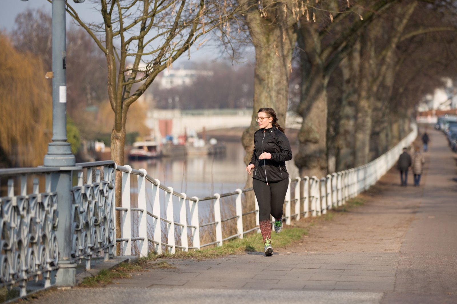 Person, Laufen, Erwachsener, Weiblich, Frau, Zubehor, Brillen, Bekleidung, Mantel, Boot
