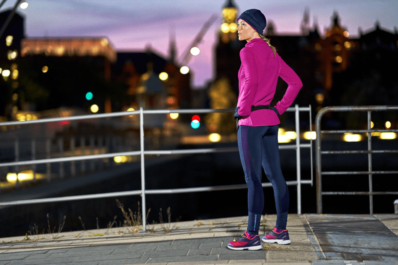 Bekleidung, Langarm, Ärmel, Schuhwerk, Schuh, Erwachsener, Weiblich, Person, Frau, Stehend