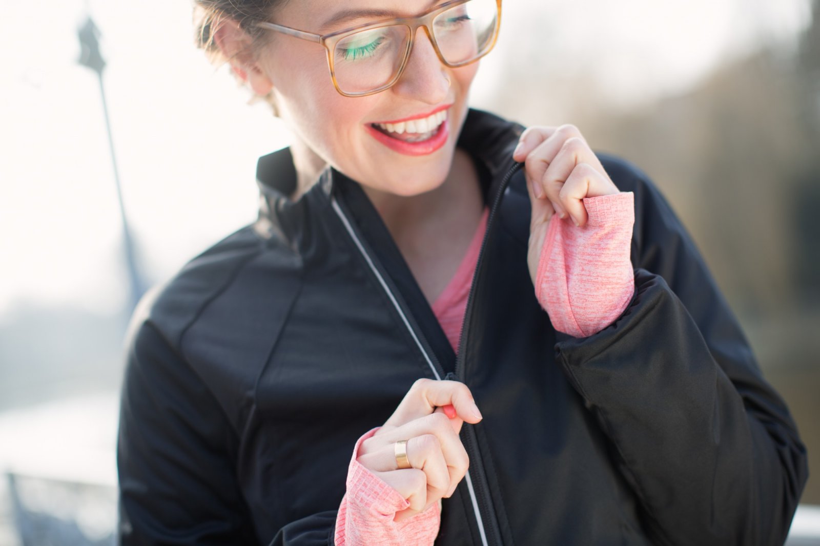 Bekleidung, Mantel, Jacke, Körperteil, Finger, Hand, Person, Erwachsener, Weiblich, Frau