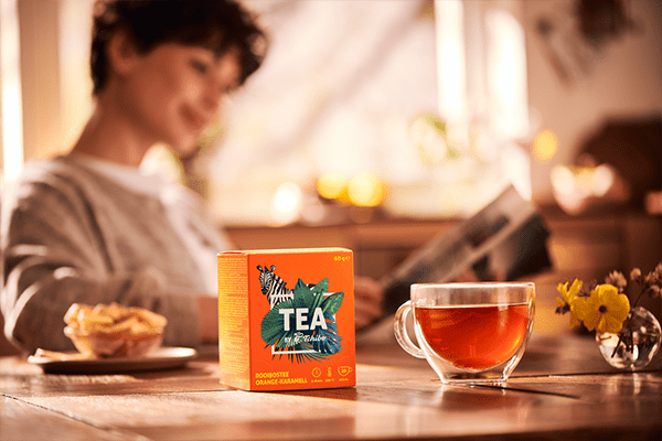 Becher, Junge, Männlich, Person, Jugendlicher, Esstisch, Moebel, Tabelle, Glas, Medikamente