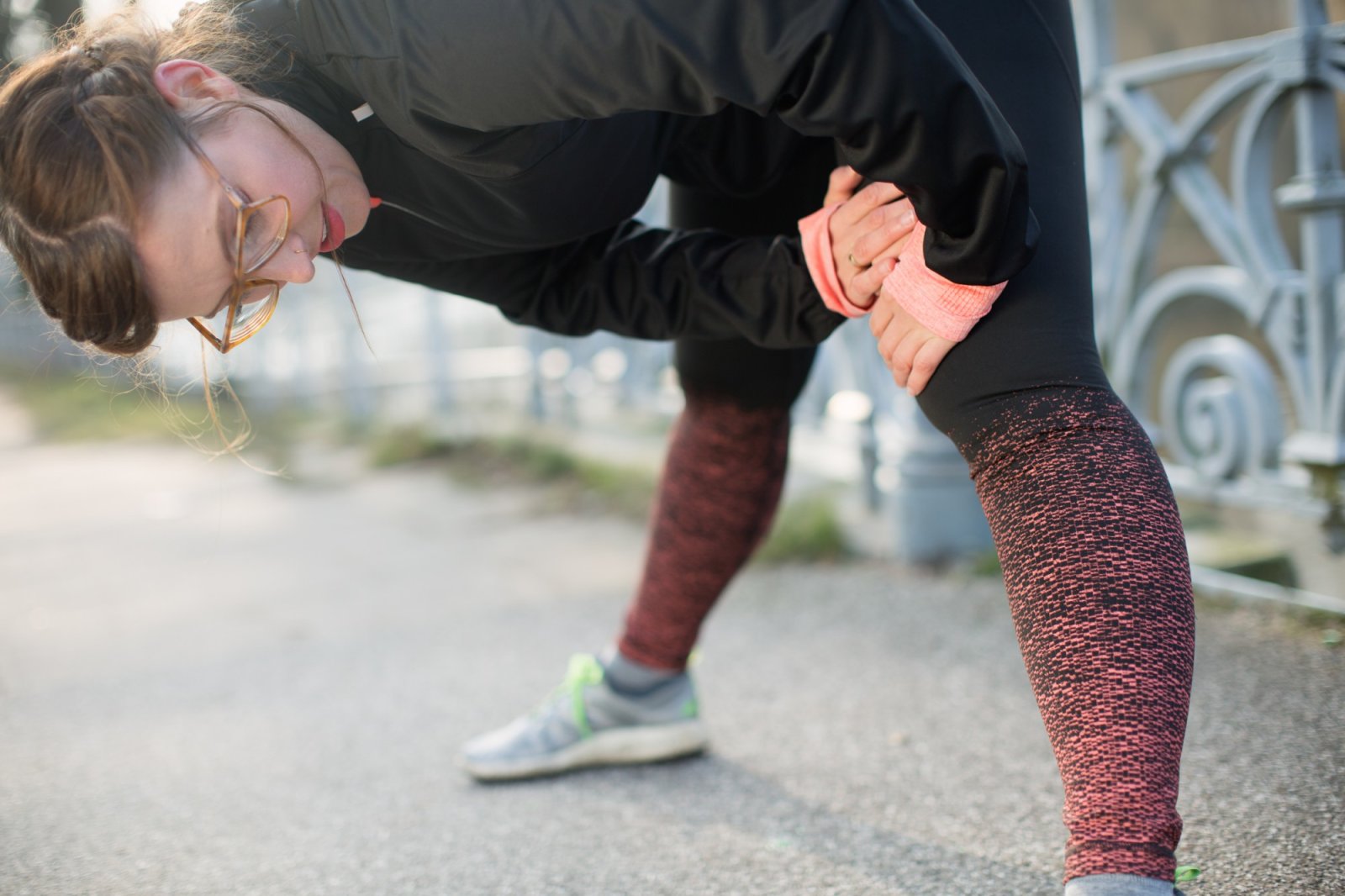 Bekleidung, Schuhwerk, Schuh, Turnschuh, Person, Schmerz, Hosen, Körperteil, Finger, Hand