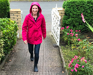 Bekleidung, Mantel, Kapuzenpulli, Strickwaren, Pulli, Sweatshirt, Erwachsener, Weiblich, Person, Frau