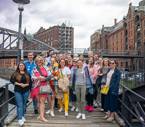 Leute, Person, Erwachsener, Weiblich, Frau, Bekleidung, Mantel, Hosen, Architektur, Gebäude