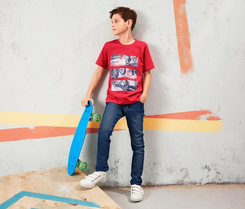 Bekleidung, Hosen, T-shirt, Jeanshose, Person, Ärmel, Skateboard