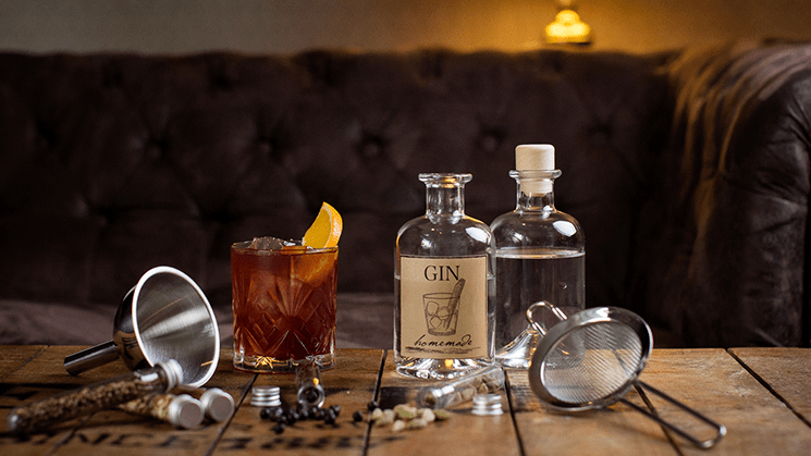 Glas, Couch, Moebel, Alkohol, Getränk, Schnaps, Becher, Flasche, Kosmetik, Parfum