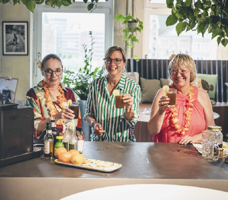 Esszimmer, Esstisch, Moebel, Drinnen, Zimmer, Tabelle, Leute, Person, Blume, Blumen-Arrangement