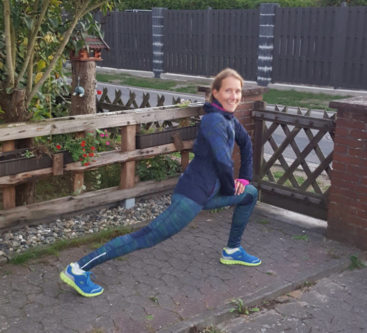 Bekleidung, Hosen, Fitness, Person, Sport, Krieger-Yoga-Pose, Trainieren, Yoga, Jeanshose, Weiblich