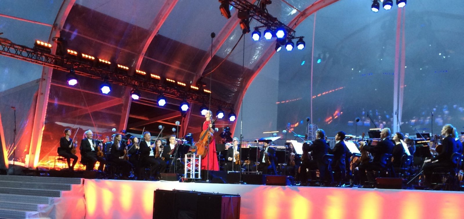 Konzert, Menschenmenge, Person, Beleuchtung, Leistung der Gruppe, Städtisch, Freizeitaktivitäten, Musik, Musikband, Musikinstrument