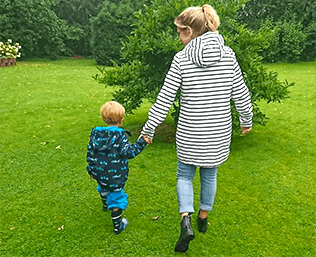 Gras, Pflanze, Rasen, Bekleidung, Hosen, Person, Gehen, Junge, Kind, Männlich